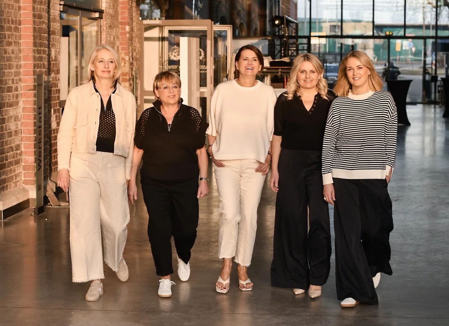 Teamshooting.
F&uuml;nf Frauen. Jede mit ihrem eigenen Stil.
In den kommenden Wochen zeigen wir Looks f&uuml;r DICH &amp; den Fr&uuml;hling 🌷

Danke, liebe Iris 💄und lieber Ralph 📸
Saison f&uuml;r Saison.
F&uuml;r euren Blick. F&uuml;r eure Bilder