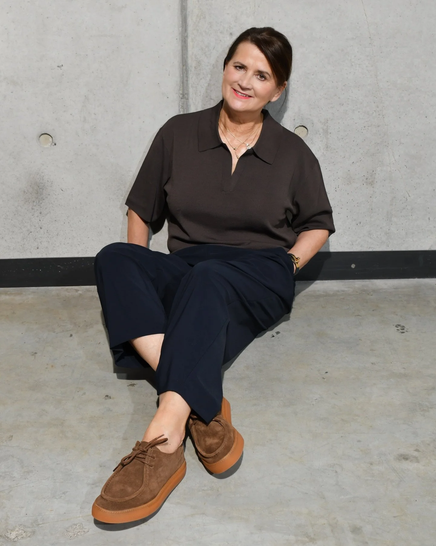 Unsere CLAUDIA  mag klare Looks. Ruhig. Stark. Selbstbewusst. Farben setzt sie sparsam ein. Bei Classic Magg zeigt sie dir Outfits 🏷️, die l&auml;nger bleiben als nur eine Saison&hellip;