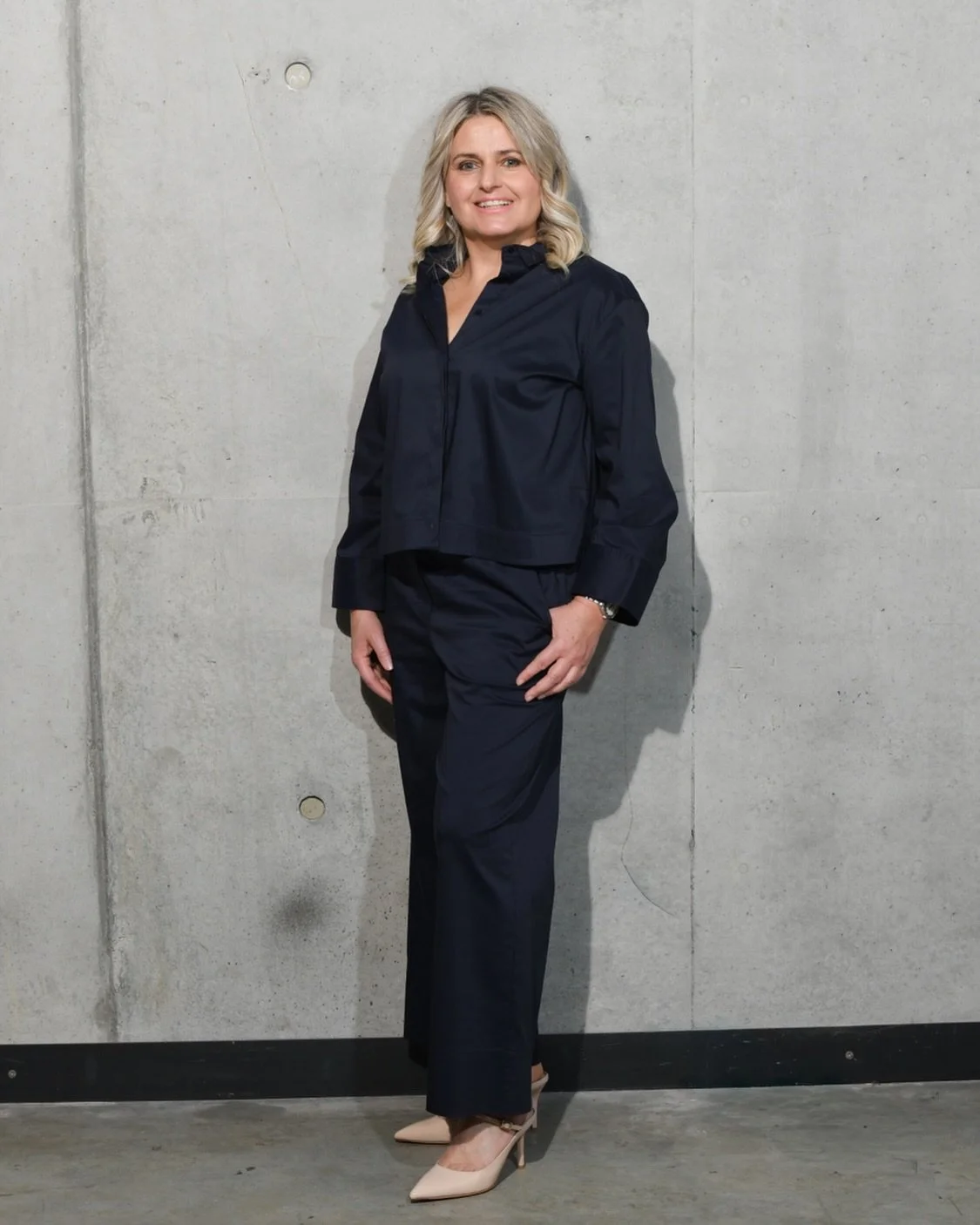 Manchmal braucht es nicht viel. Navy von Kopf bis Fu&szlig;, die richtige Silhouette und dieses L&auml;cheln. 💯Classic Magg. So geht Power-Dressing heute.