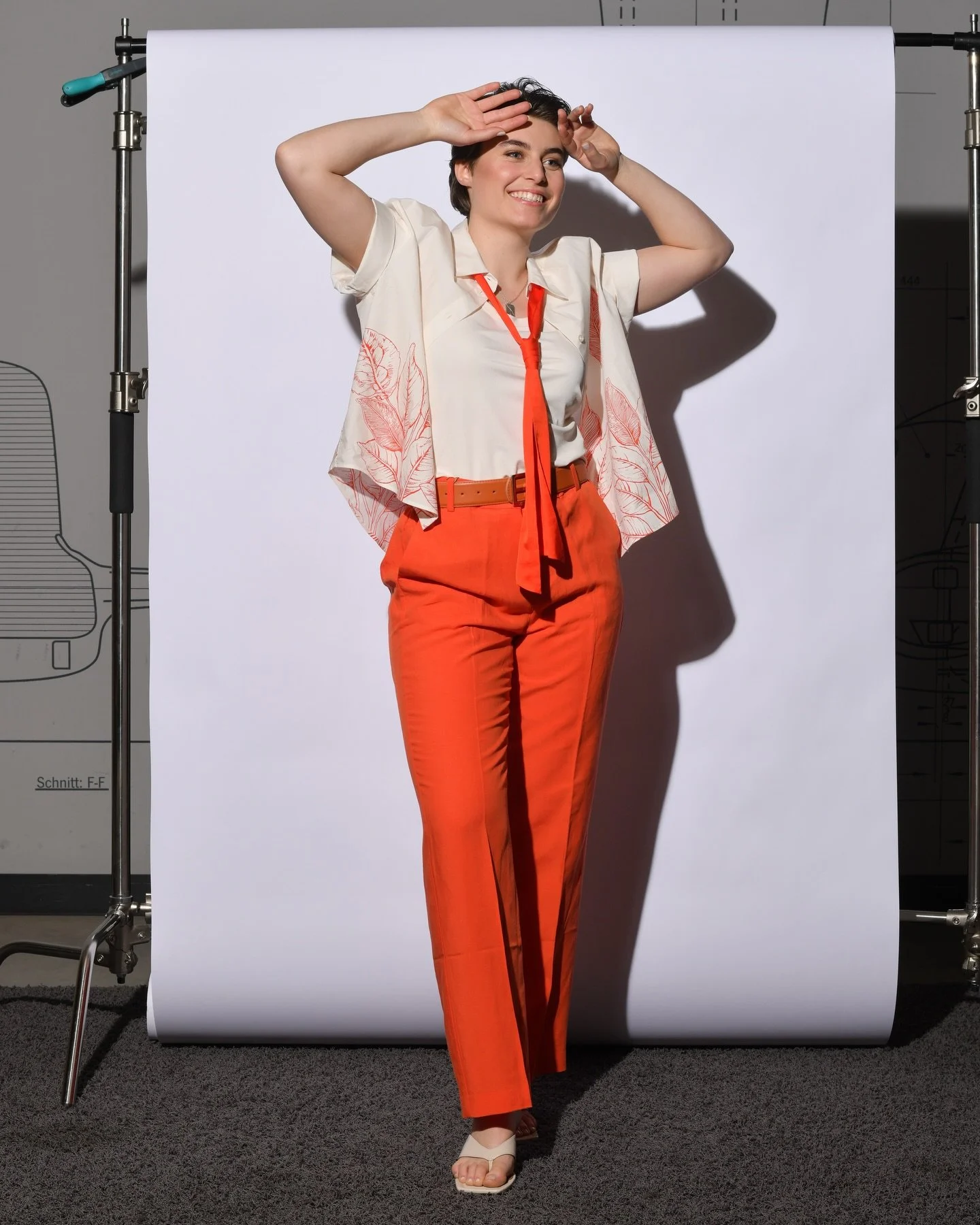 Wusstest du, dass die Orange botanisch gesehen eine Beere ist? Ja, wirklich. Sie k&uuml;mmert sich nicht darum, was andere denken. Wie dieser Look&hellip; sieht aus wie ein Sommeroutfit, funktioniert aber auch im B&uuml;ro 💼 Erfrischend, knallig und