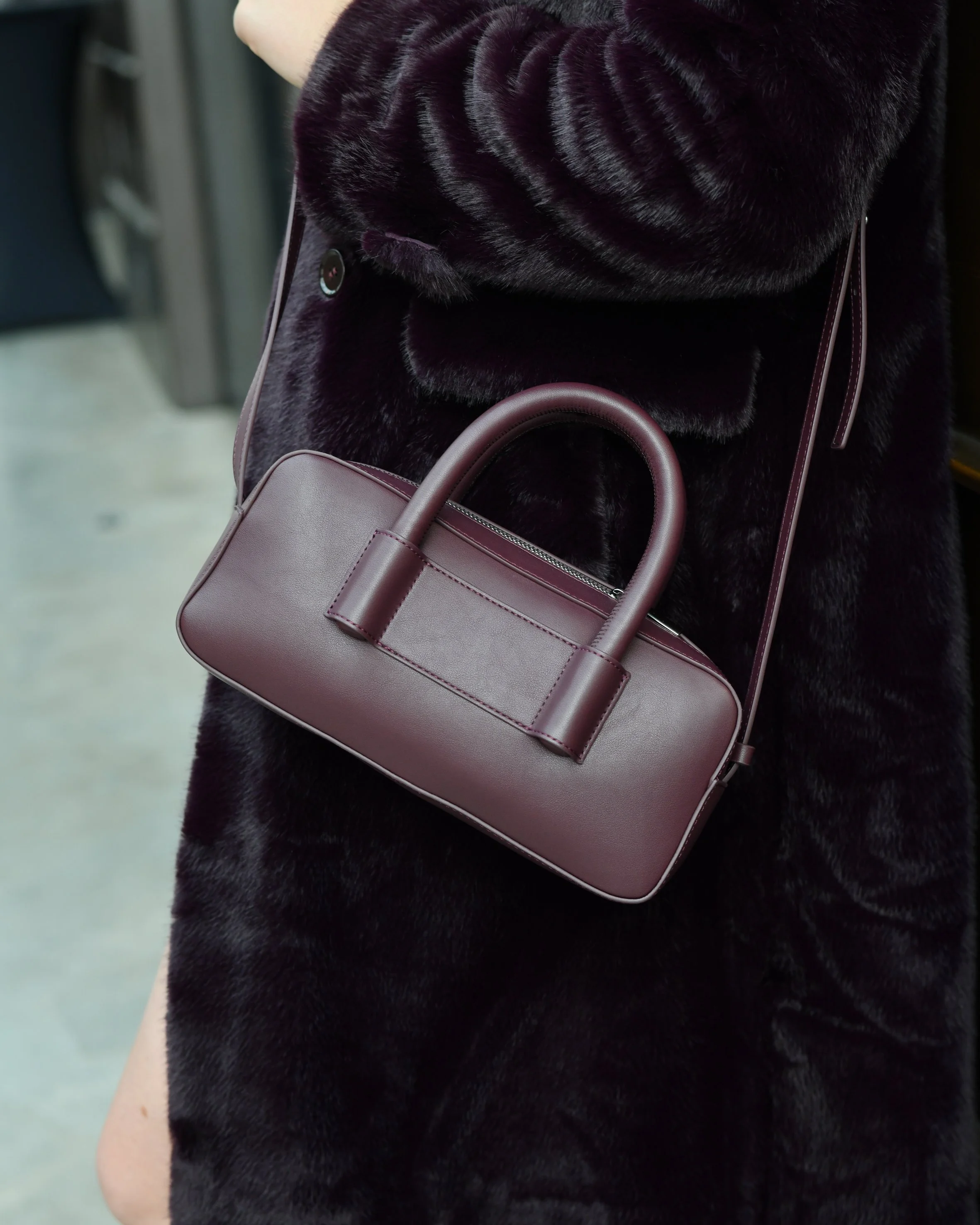 Eine kleine bordeaufarbene Handtasche