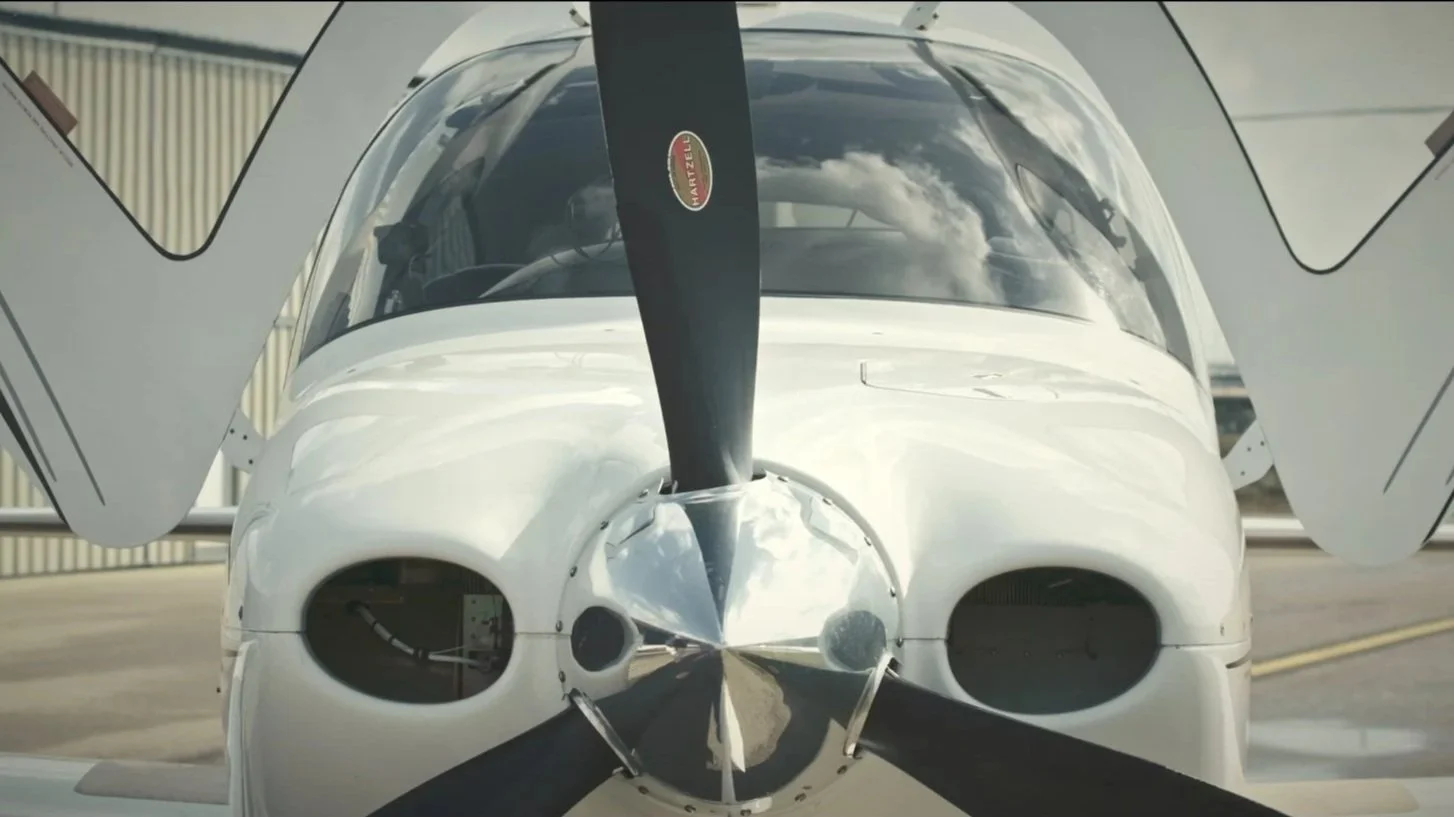 The front of a prop plane