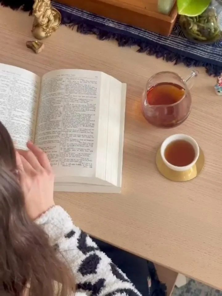 Long before book clubs had a name, they had a table and a pot of tea. In the literary salons of centuries past, tea kept the room talking for hours while ideas got argued, revised, and occasionally set on fire, slow enough to hold a conversation toge