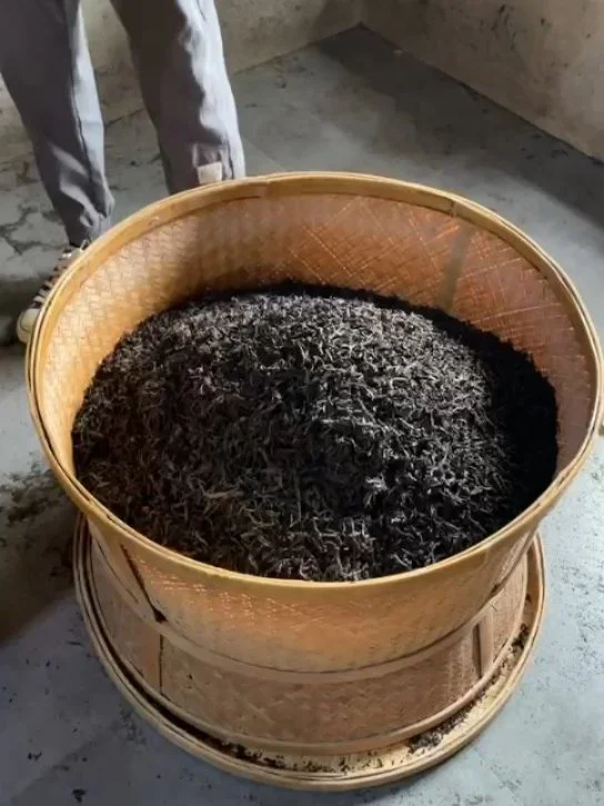 Fire transforms. 

Roasted tea is not just tea that tastes toasted.
Heat can dry, finish, deezpen, soften, preserve, transform, and sometimes completely rewrite a leaf.

In The Art of Roasted Tea, we&rsquo;re looking at what actually happens when tea