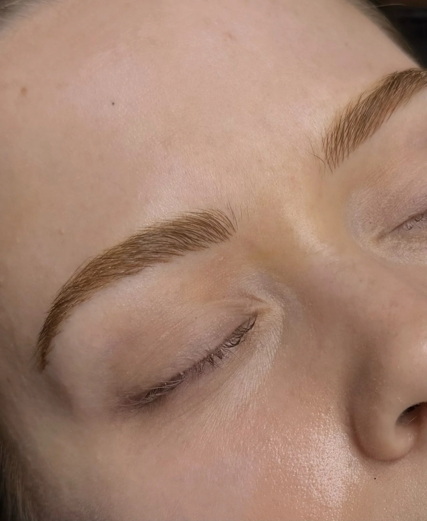 ɴ ᴀ ɴ ᴏ  ʙ ʀ ᴏ ᴡ ꜱ  closely resemble microblading, but the main difference lies in the tools used. Microblading uses a handheld tool, while nano brows are created utilizing a machine tool with nano sized needles. This enables a shallower stroke, maki