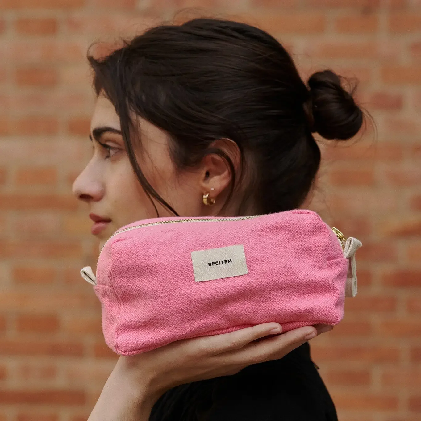 ADM Concept store, Surprise, trouse maquillage, rose.webp