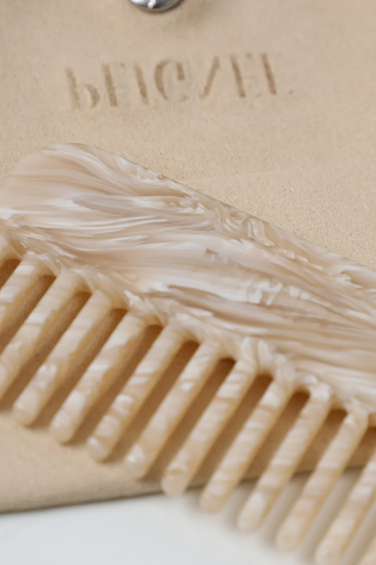 Adm Store, Surprise Malo, Peigne Plume 3.webp