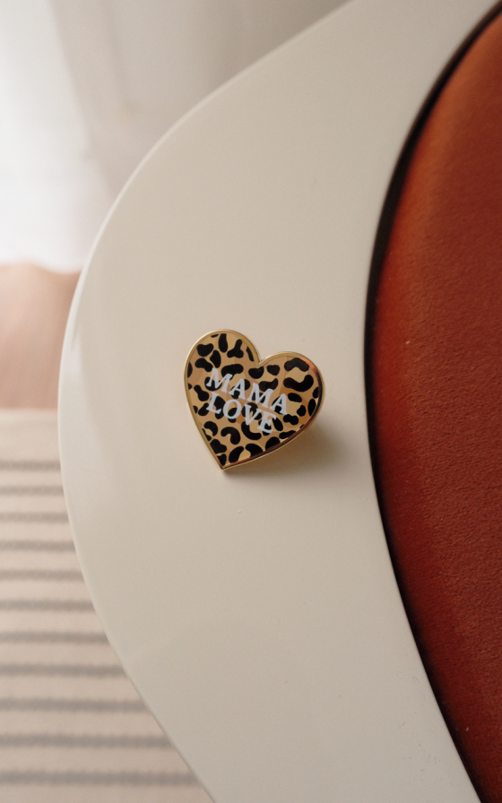 Pin's coeur léo, Mama Love
