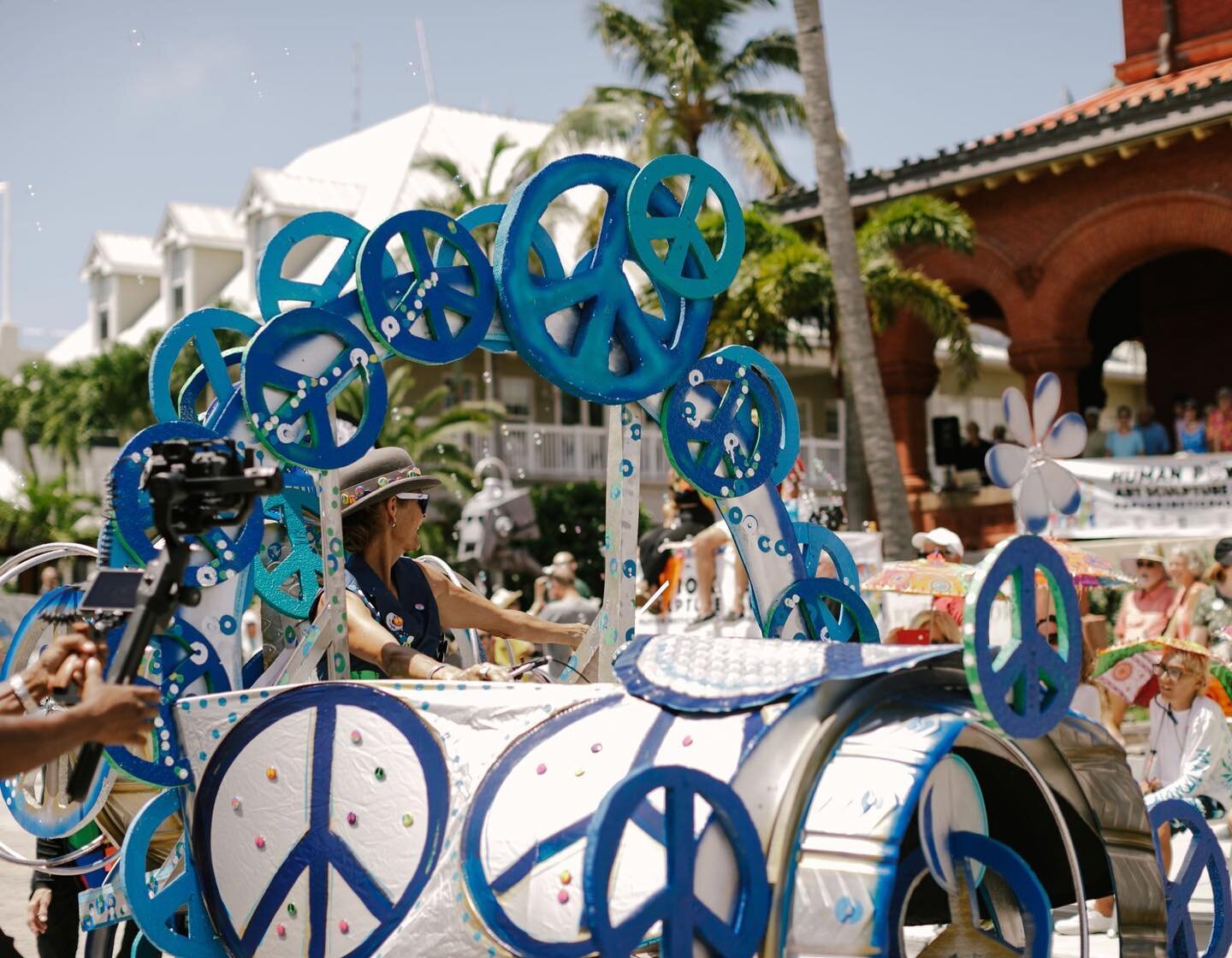 ☮️ PAPIO ☮️
.
The wacky contraptions return to the streets THIS Saturday.
See you at the parade!
.
.
.
.
#keywest #papio #kinetic #sculpture #peace #parade #local #duval #community #family #familyfun #familyfriendly #visitkeywest