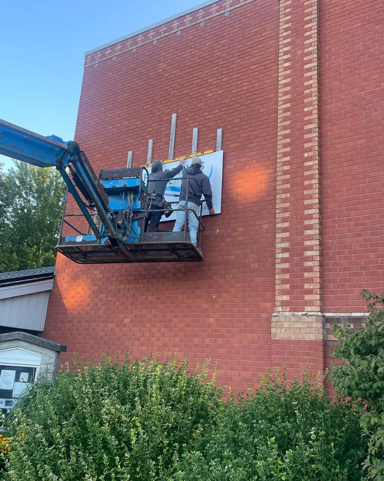 Look up the next time you walk by the church! 

#signage #hopespringsunitedchurch #alphasigns #keatingconstruction