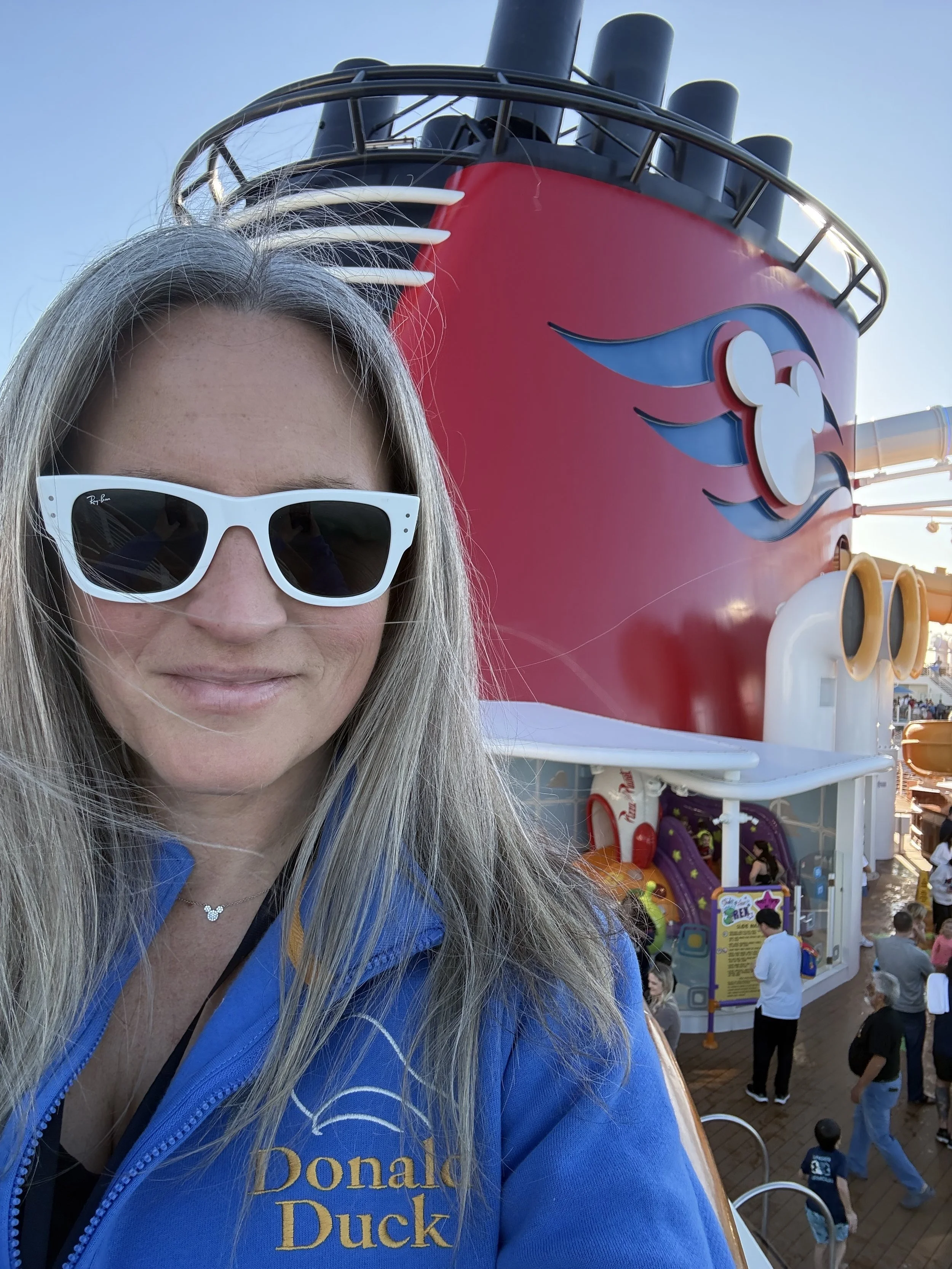 Logo for Travel Genie featuring a yellow genie lamp and colorful stars above the text.