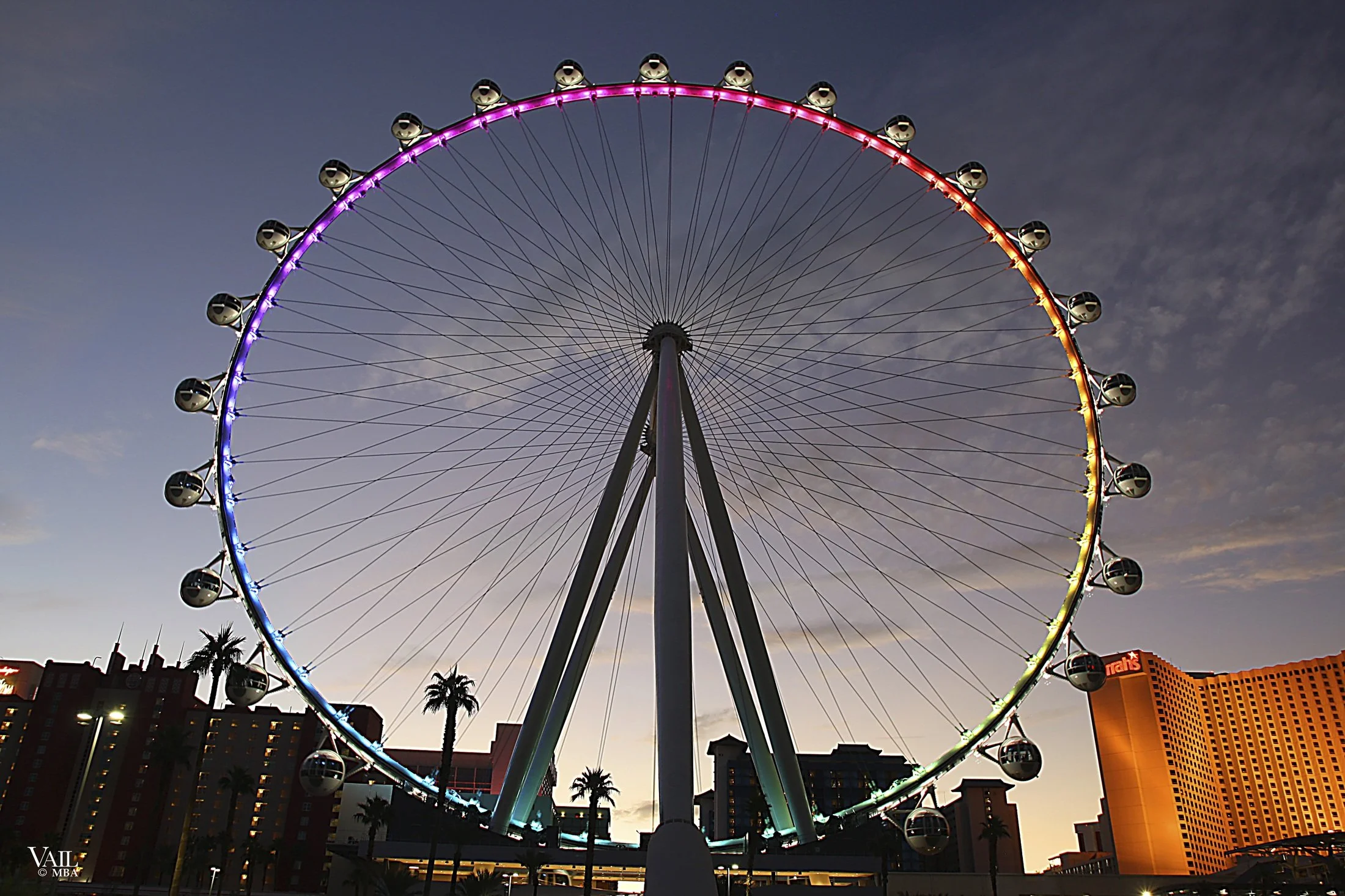 A night photo of the las Vegas High Roller Ferris wheel.