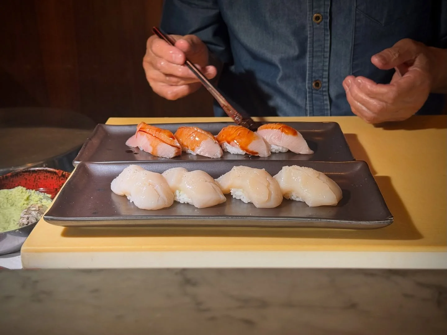 Hamachi yellowtail and hotate jumbo Hokkaido scallops presented by chef Saito San 🤩🤩 Reserve your spots at the sushi bar to get this view at the link in our bio!

#sushi #fish #yum #hamachi #yellowtail #hotate #scallop #hokkaido #foodie #venturablv