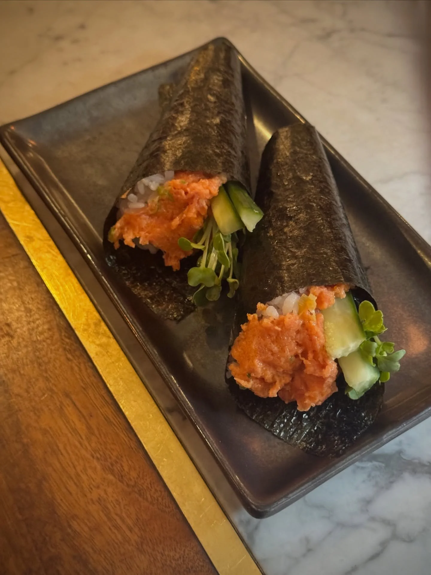 Spicy tuna handroll, with cucumber and sprouts! Enjoy this simple treat during your next reservation, link in bio :)

#sushi #handrolls #tuna #toro #spicytuna #spicytunahandroll #sushinote #venturablvd #foodie