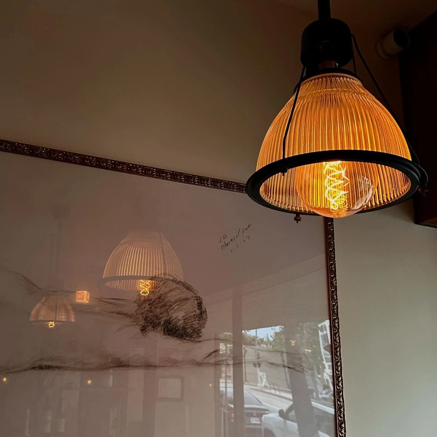 Introduce some umph! to your hump day! Join us for dinner by calling or booking online through TOCK! We hope to see you soon☺️✨🍷

#sushi #wine #dinnerplans #SFV #dinnerresos