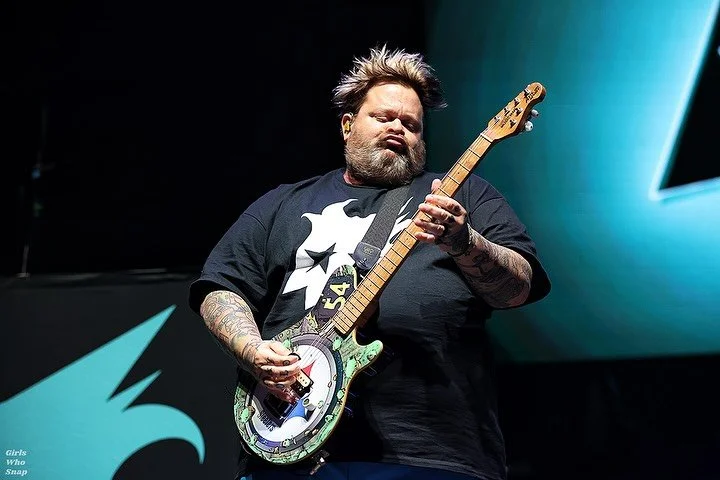 They may have not written &ldquo;Stacy&rsquo;s Mom&rdquo;, but @bfs_official sure plays it well! 🤘🏻

Photos by @colettecustinphoto 

#bowlingforsoup #stacysmom #rock #americanrock #livemusic #livemusicpics #concertphotography #canonphotography #gir
