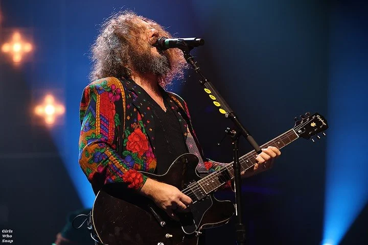 A truly electric second night of a sold-out three-night stand with @mymorningjacket at @saltshedchicago 🐻🦉

Gallery and review coming soon to girlswhosnap.com!

Photos by @colettecustinphoto 

#mymorningjacket #saltshedchicago #indierock #indie #co
