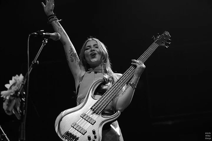 Balthvs opening for @mymorningjacket at @saltshedchicago 🌻

Gallery up now at girlswhosnap.com!

Photos by @colettecustinphoto 

#balhvs #balthvsmusic #randb #soul #pop #chicagomusic #concertphotography #canonphotography #saltshed #saltshedchicago #