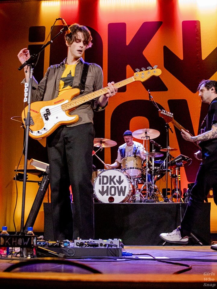 3 platinum records, a megaphone, and red velvet seats- just another day in the life with @idkhow 💃🏻

Our review and photo gallery by Megan Bainbridge aka @saturatednoise is live now at girlswhosnap.com

#girlswhosnap #idkhow #dallonweekes #portsmou