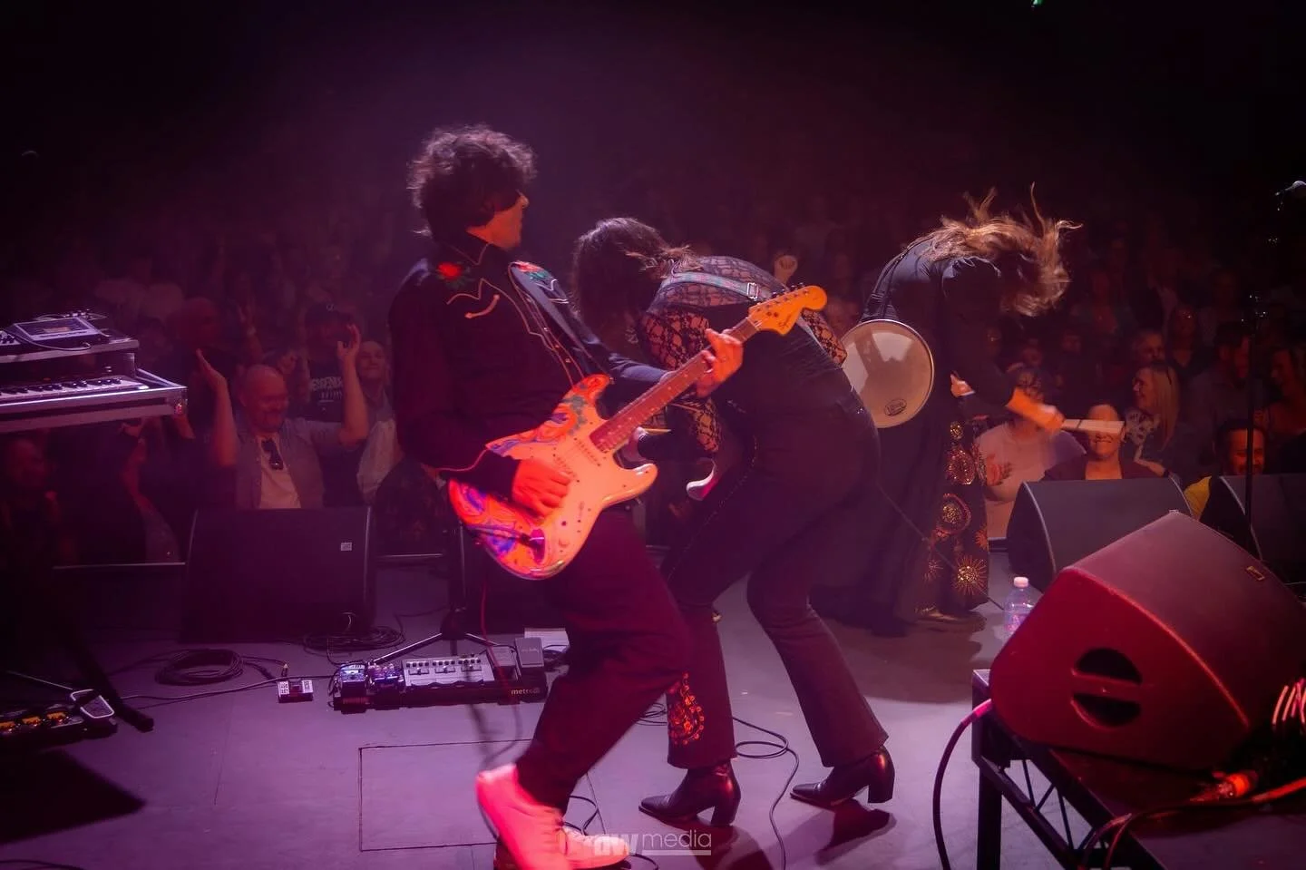 Our souls taking flight!  @kathleen.halloran.music and @hartsmusic Thankyou for capturing this Geoff Woodberry  @gwmedia.au xxx @onyourmarkus @thebartontheatre #AustralianMadeTour2025 #thebartontheatreadelaide