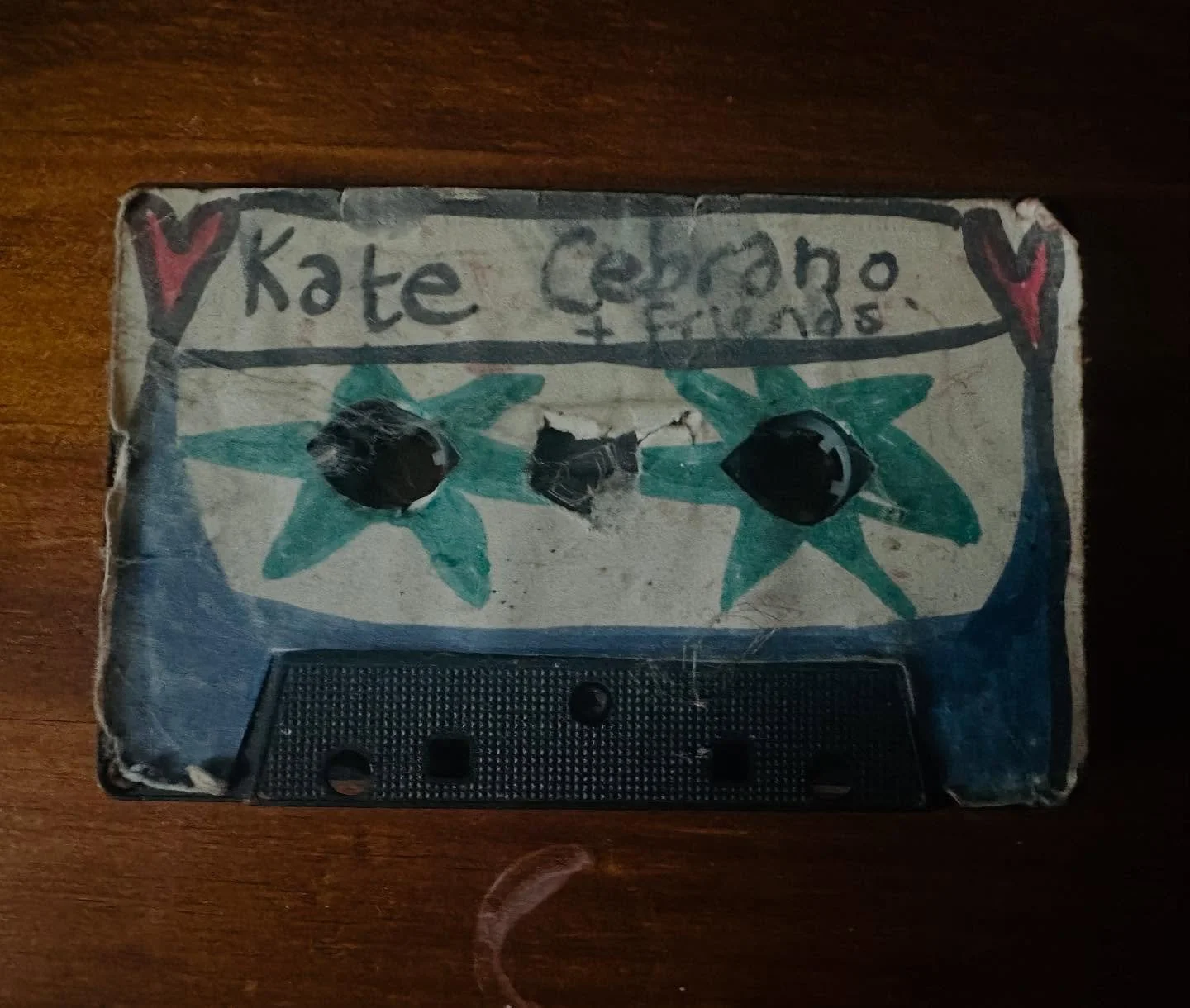 I&rsquo;m sitting with a mate @shaunaghkeenanart who showed me her &ldquo;kate&rdquo; merch that she made for her cassette from 30 plus years ago&hellip;!!!!!!!!!! I can feel a new tote bag &amp; T-shirt coming on!!!!!! old skool xxx #kateandfriends 