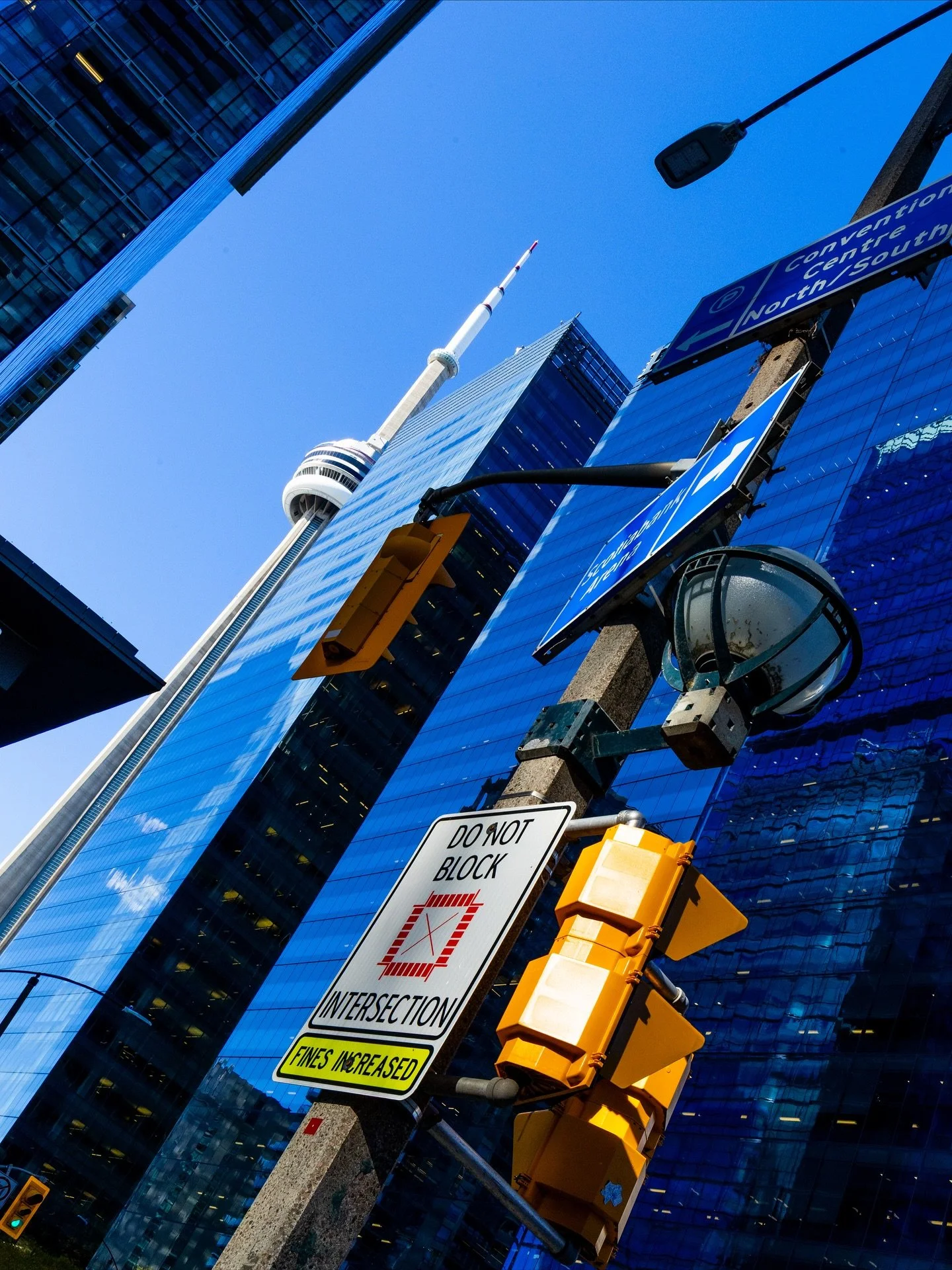 Toronto&rsquo;s lights.

#Fotograf&iacute;aDeCalle #Fotograf&iacute;aUrbana #Toronto #Fot&oacute;grafaMexicana #Fotograf&iacute;aDeViaje #CalleYLuz #CanonMexico #24_105mm #StreetPhotography #UrbanStories #TravelPhotographer #StreetLens #VidaCotidiana
