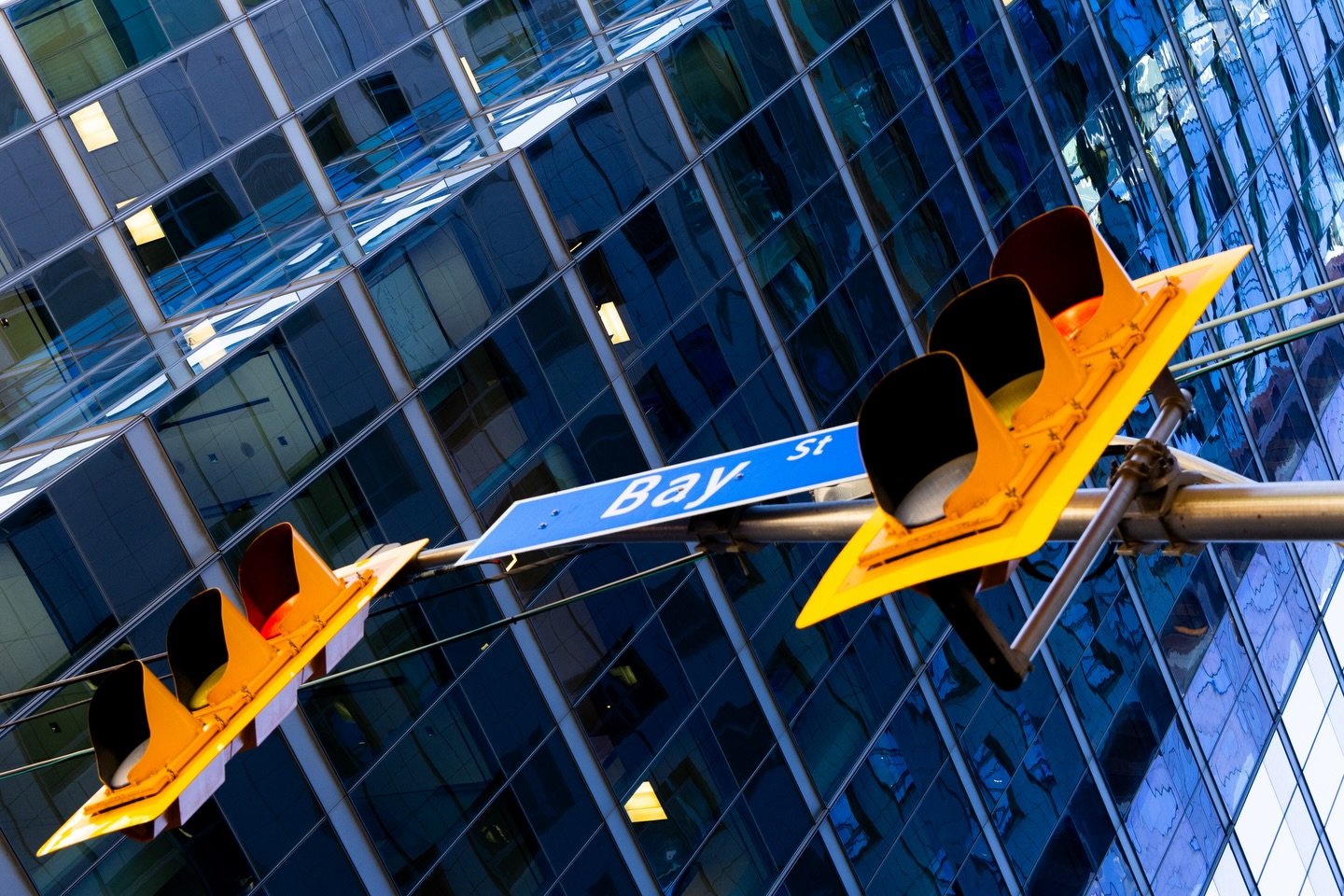 Toronto traffic lights.

#Fotograf&iacute;aDeCalle #Fotograf&iacute;aUrbana #Toronto #Fot&oacute;grafaMexicana #Fotograf&iacute;aDeViaje #CalleYLuz #CanonMexico #24_105mm #StreetPhotography #UrbanStories #TravelPhotographer #StreetLens #VidaCotidiana
