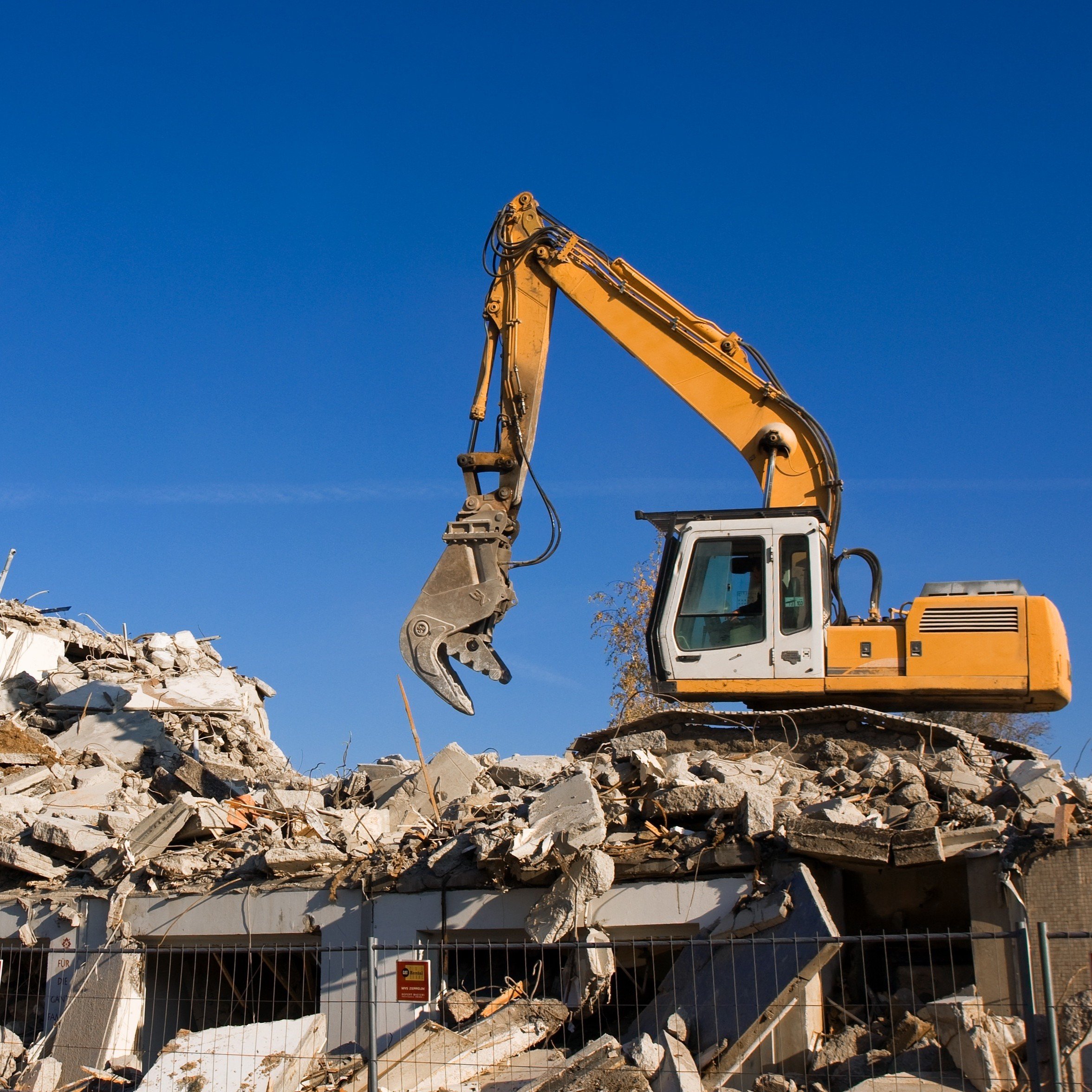 Construction-Machine-Destroying-Building-Waste_crop.jpg
