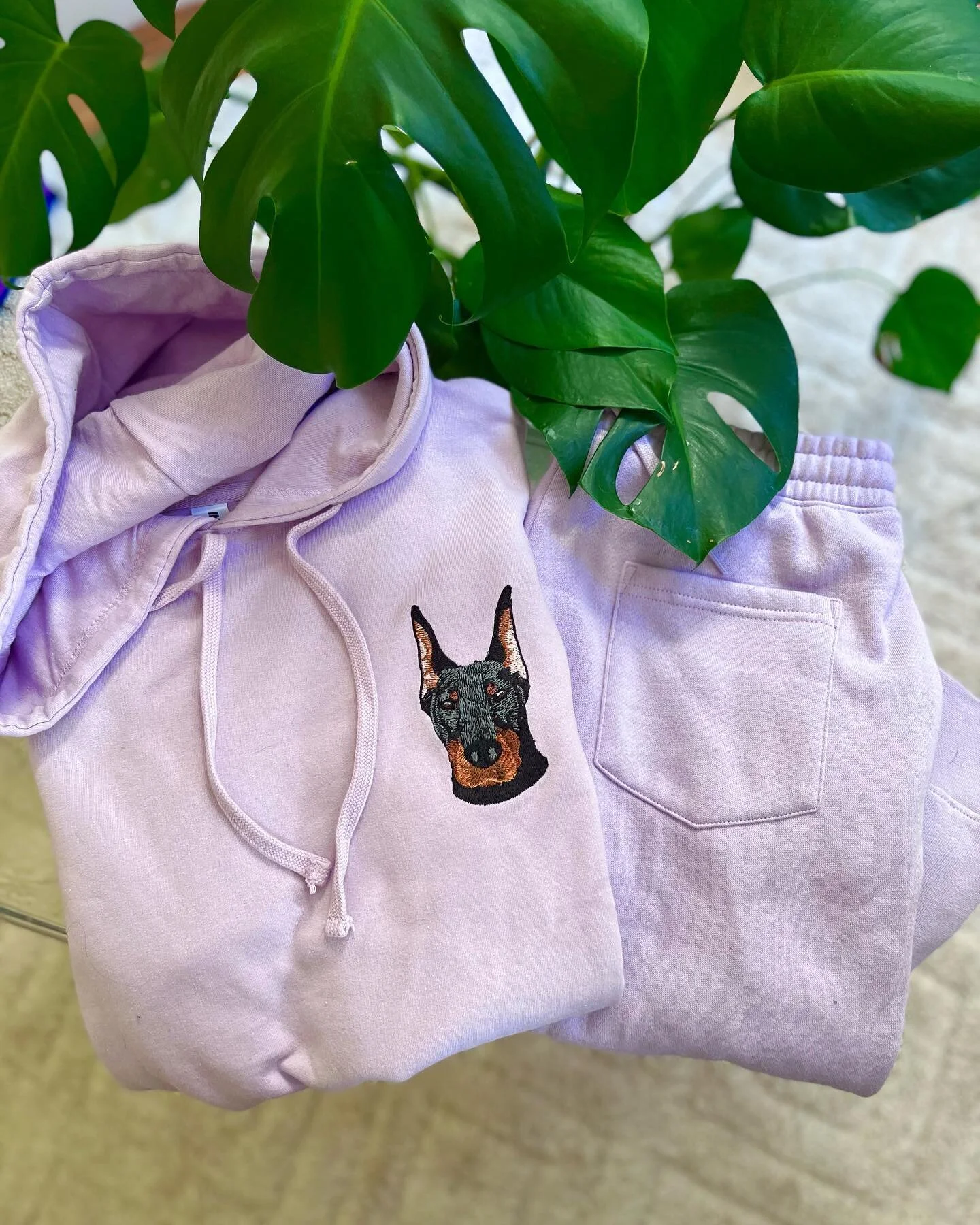 Stay comfy in our custom embroidered sweatsuit set! 🐾
In case you missed it - you can now order via our new website 💻🤗