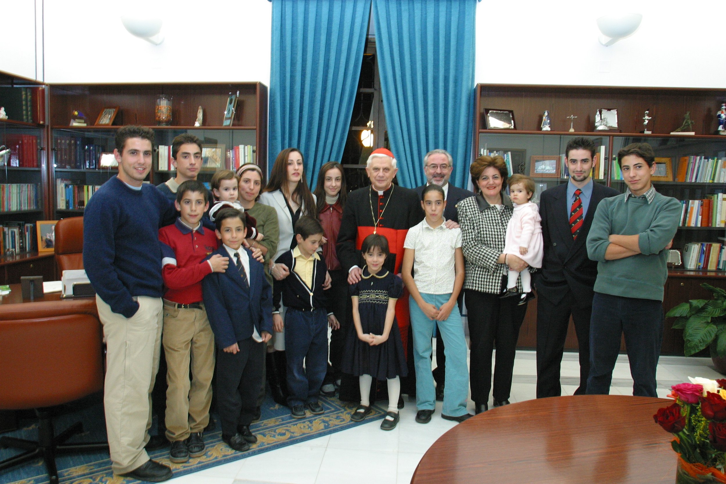 Foto familia con Ratzinger.jpg