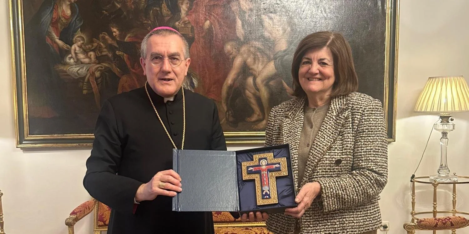 María Dolores García, Administradora General del JP2 de Madrid, presenta al nuncio la misión compartida con la UCAM
