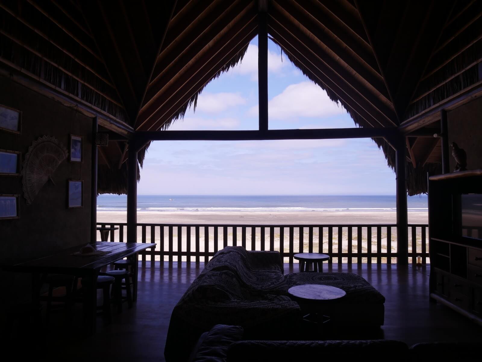 Blick von der Punta Luna Surf Lodge auf den Ozean und den einsamen Strand