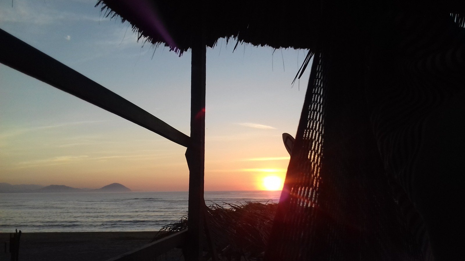 Sonnenuntergang auf dem Balkon einer der vielen einfachen Hütten in Laguna de Chacahua