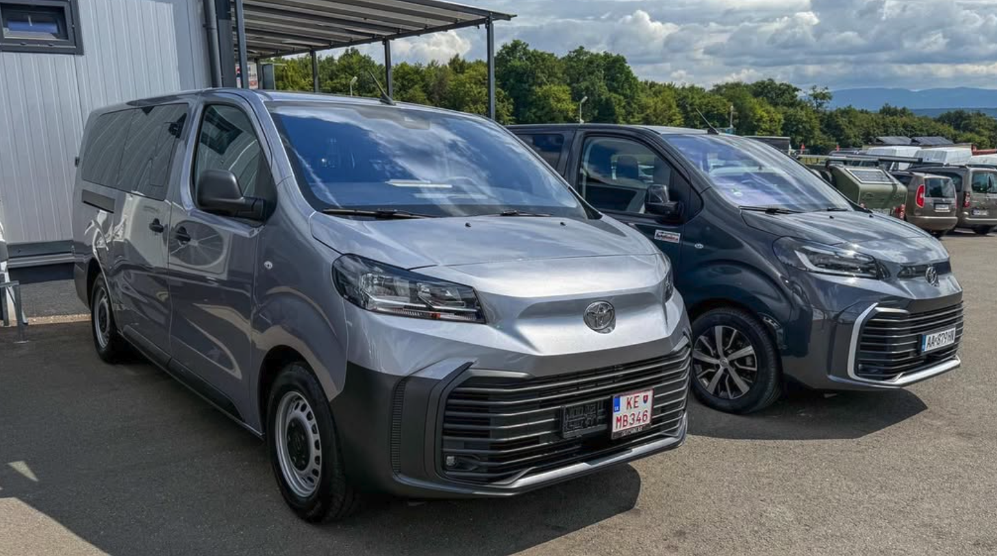 🚐 Potrebujete mikrobus alebo dodávku na pár hodín, víkend či celý týždeň? U nás si vyberiete z rôznych modelov – od elegantných 9-miestnych vozidiel až po veľké dodávky na sťahovanie.