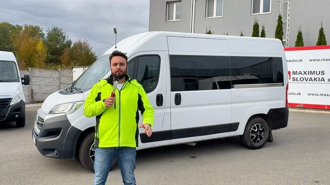 Predstavujeme náš nový 8-miestny mikrobus v kategórii STANDARD MAXI, ideálny pre rodiny, skupiny aj firmy, ktoré hľadajú komfort, flexibilitu a priestor bez kompromisov.
🚐 Hlavné výhody