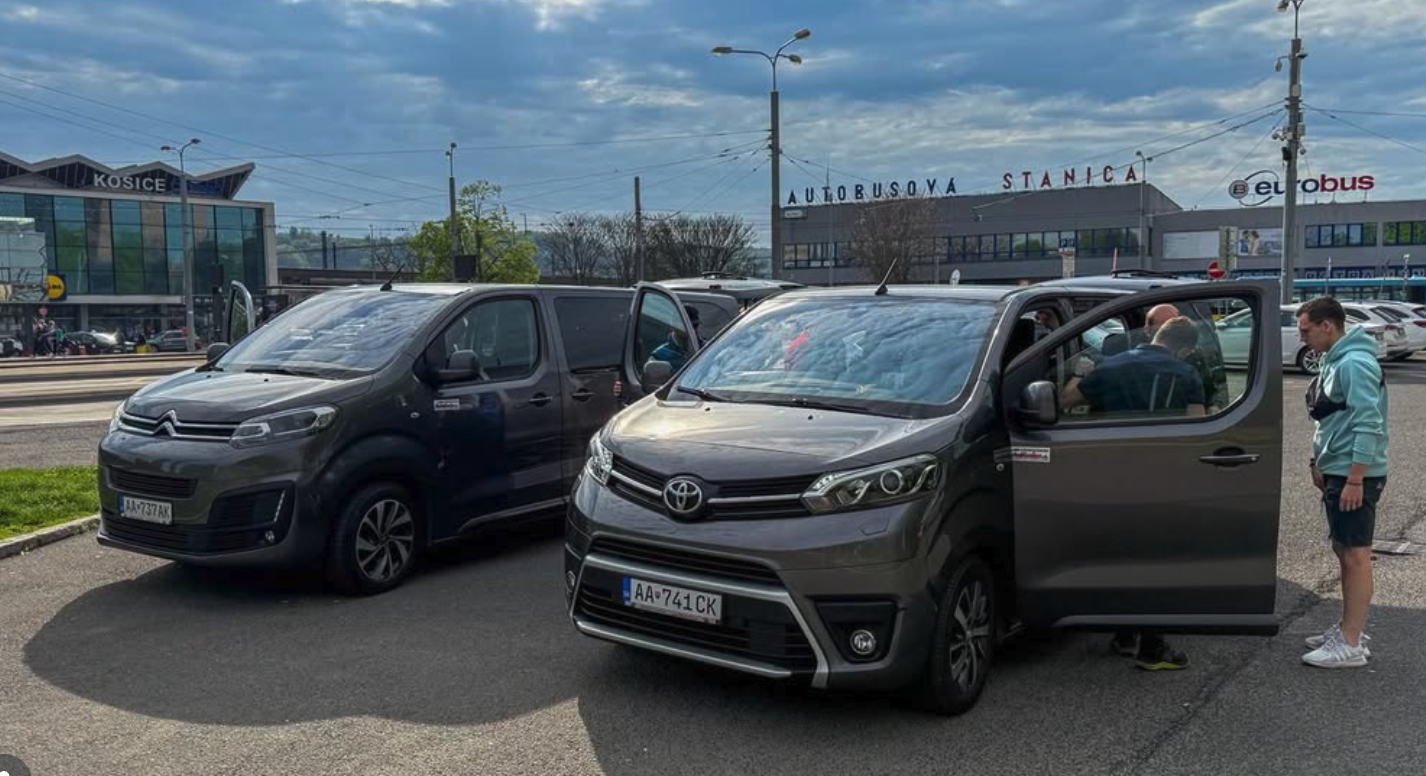 Dve vozidlá, osem miest, maximálny komfort.  Pre skupinu z Čiech sme pristavili 2 mikrobusy z triedy BUSINESS (automat, Long verzia, 8 miest) priamo na železničnú stanicu v Košiciach.