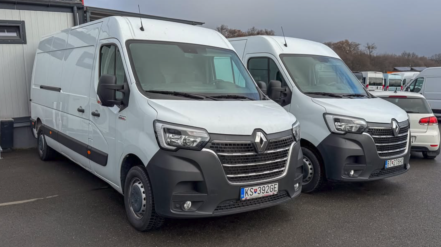 🚐 Naše dodávky sú vždy pripravené. Každý deň, v každom počasí – či už potrebuješ presťahovať, odviezť tovar alebo vybaviť zákazku. U nás máš istotu, že to, čo si dohodneš, aj dostaneš. Bez čakania, bez stresu, férovo.