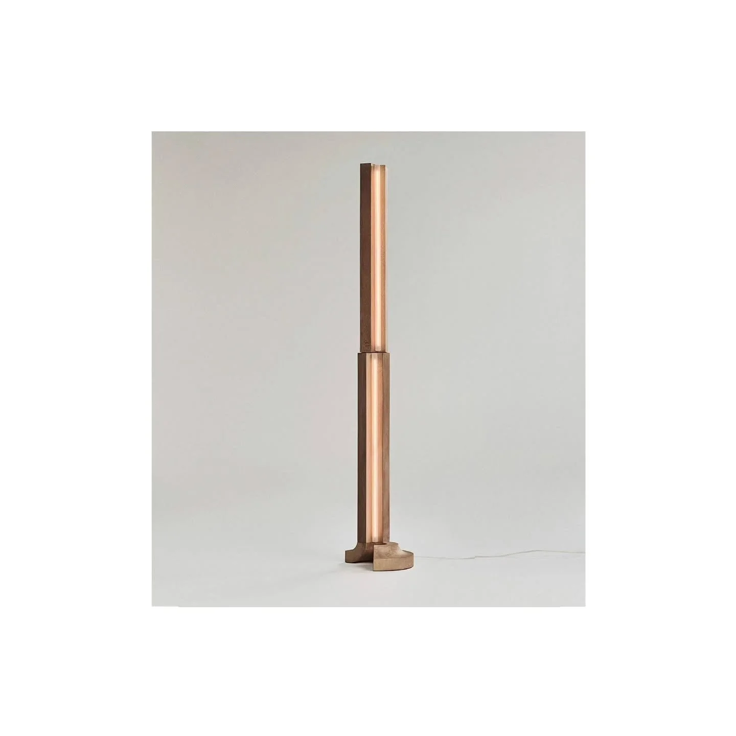 Lampe (grande) Platane - unbelievable - by @corpus.studio for @monoeditions. The simplicity and material caught me.

#lighting #woodendesign #collectibledesign #floorlamp #mountainstyle #mountaininteriors