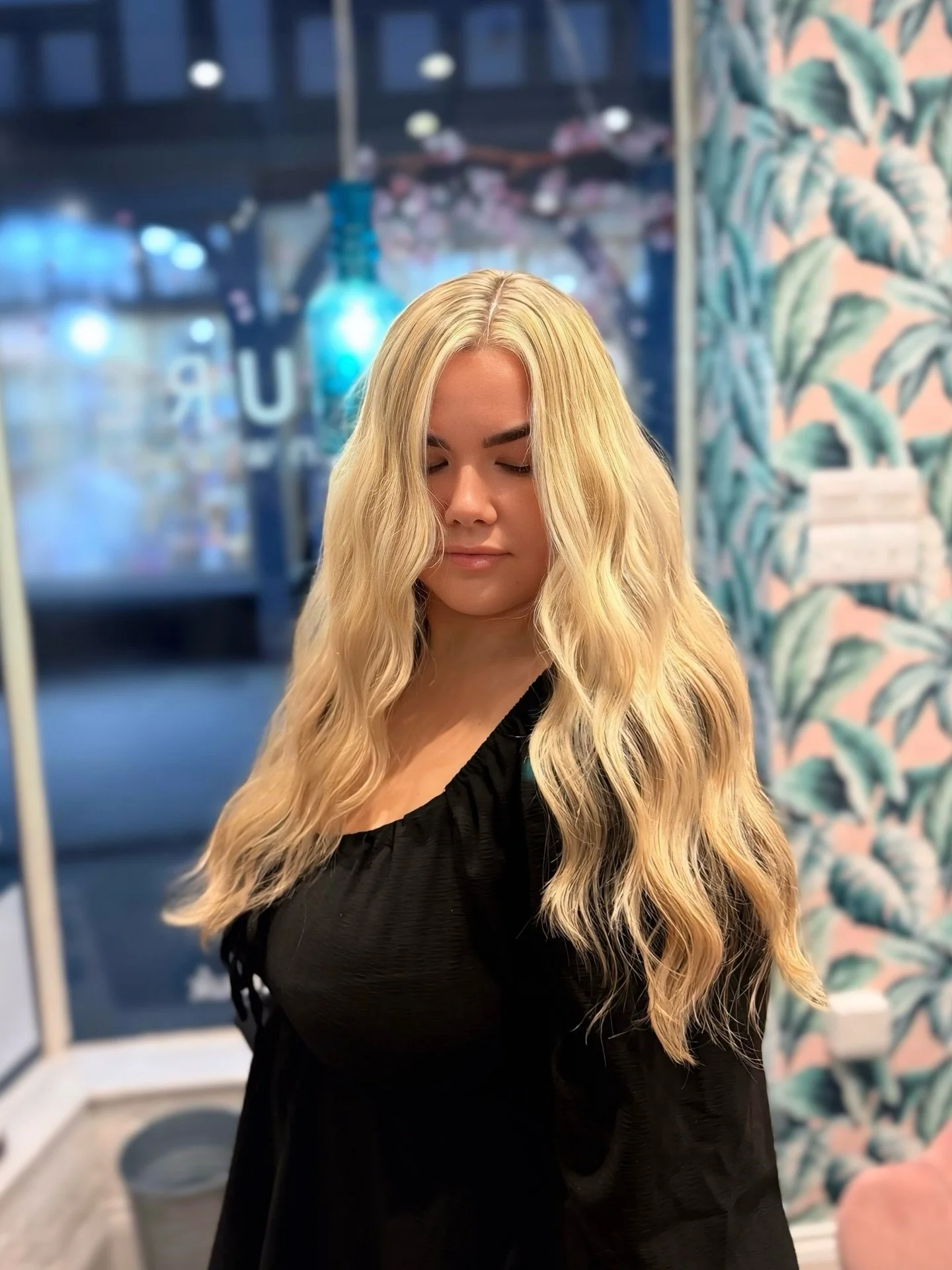 Summer blonde, winter light. ✨ 

Any one else ready for winter to leave?🥲

#summerblonde #behindthechair #salonlife #blonde #blondebombshell