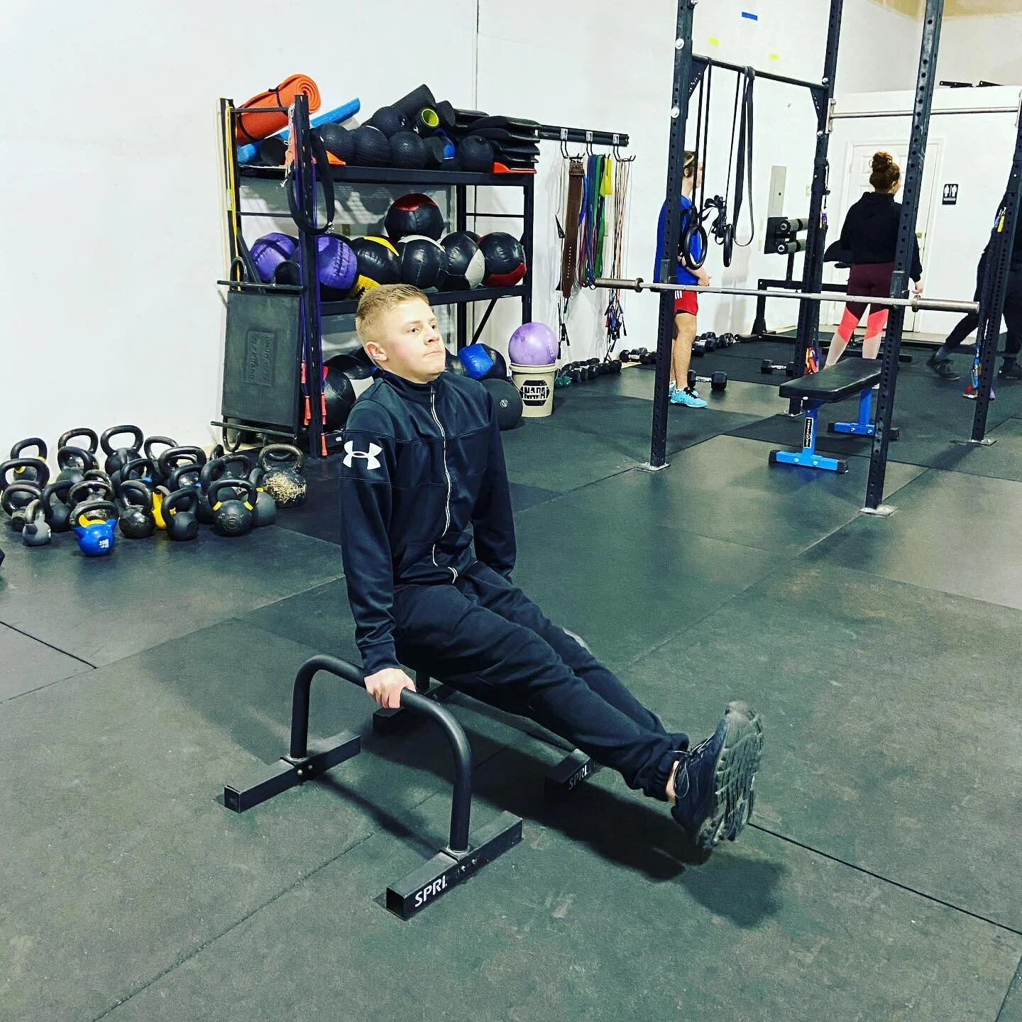 💪 L hold or pike hold 💪
.
.
☝️ move that strengthens your
.
.

🔹CORE
🔸HIPS
🔹KNEES
🔸SHOULDERS
.
.
👊 Kids 5-15 yrs: Come get stronger with us at @summit_fit on Tuesdays or Thursday&rsquo;s 3:30-4:15 
.
.
#Kidsfit #kidsfitness #KJC #core #hips #k
