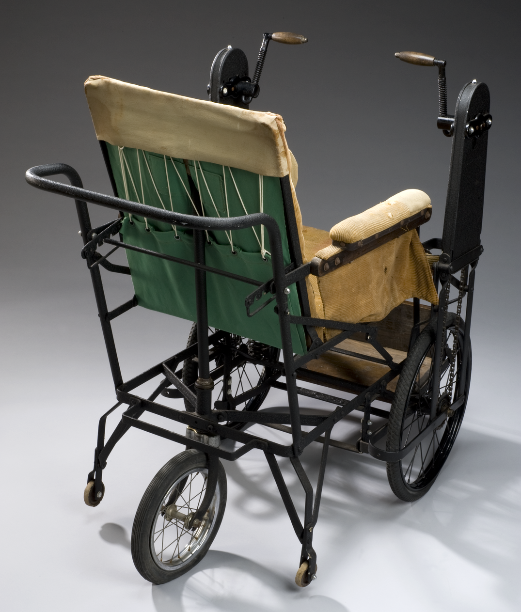 Handcranked-chaindriven-wheelchair-English-1910-1920