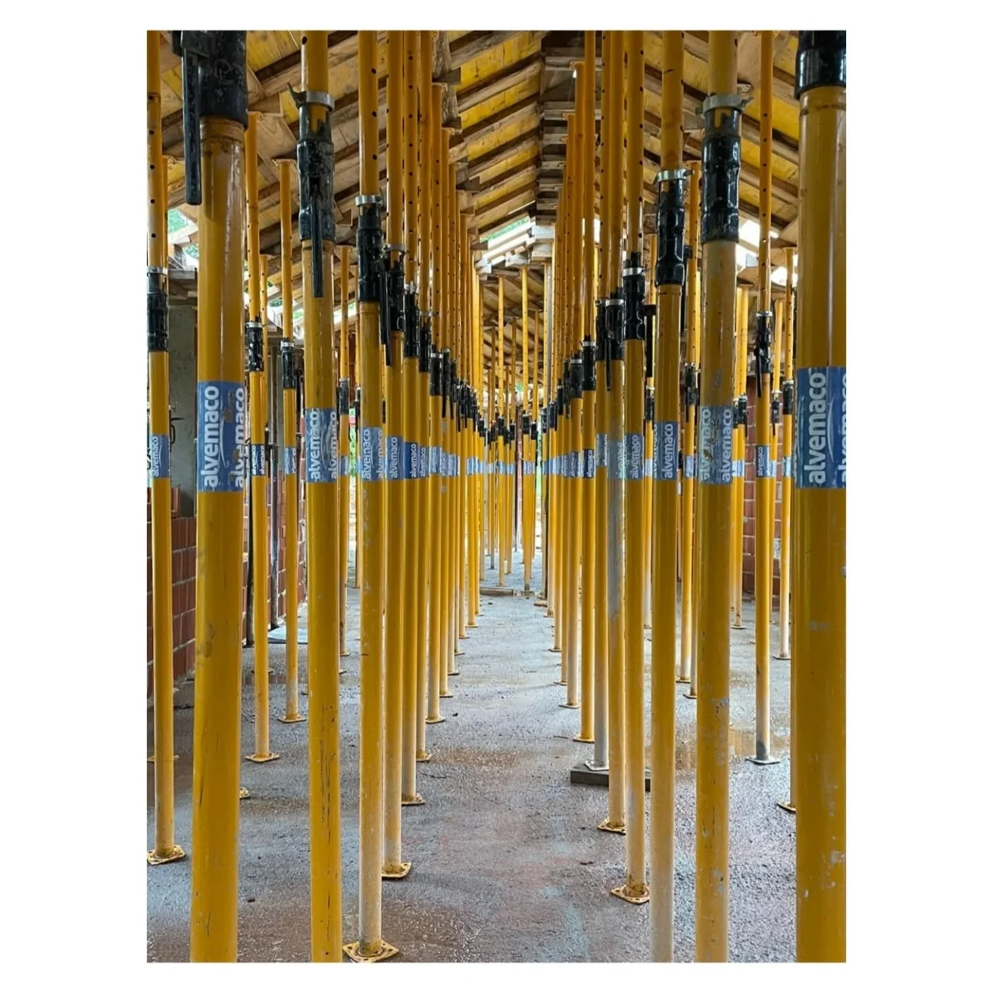 Estructura para vivienda en Asturias, 2021.
Cubierta de hormig&oacute;n armado a dos aguas sobre muros portantes de termoarcilla.

#estructuras #arquitecturavern&aacute;cula
#cubierta #hormig&oacute;n #arquitectura #murosdecarga #asturias #hormigonvi