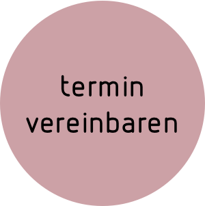 Ein rosa Kreis mit dem Text 'termin vereinbaren' auf Deutsch.
