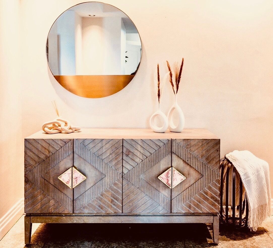 There is so much to admire about this room, from the counter top to the round mirror, sand brown chain to the vanity light.

The list could go on and on about how this makes the room a masterpiece. 🤌🏻

Click the link in our bio to help us create yo