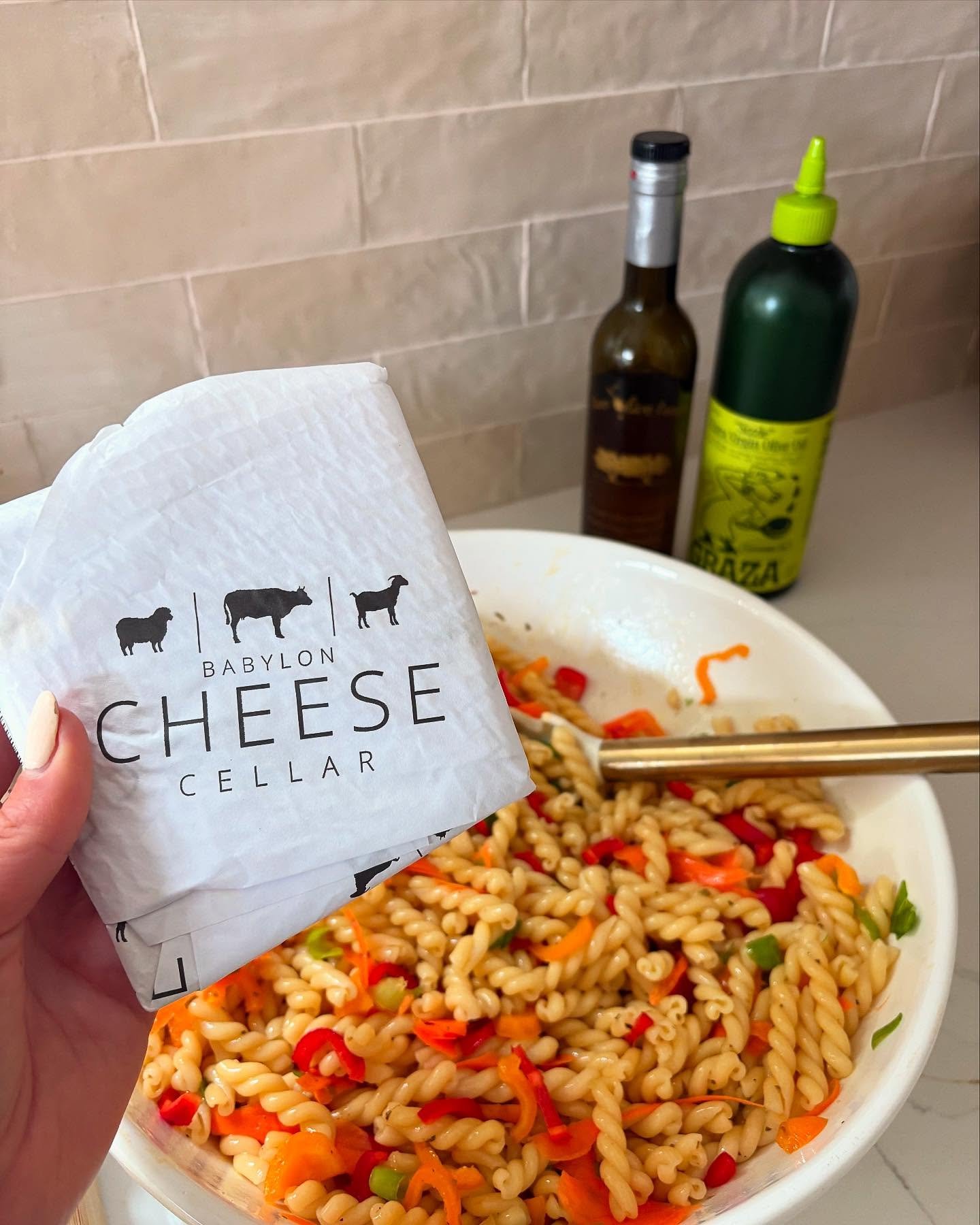 The only pasta salad you need this summer 🍝☀️
Fresh, tangy, colorful and perfect for meal prep or backyard hangs

How to make it (serves 6&ndash;8):
✅ 12 oz pasta (rotini or penne) &rarr; can use brown rice or protein pasta for more fiber !
✅ 1 &fra