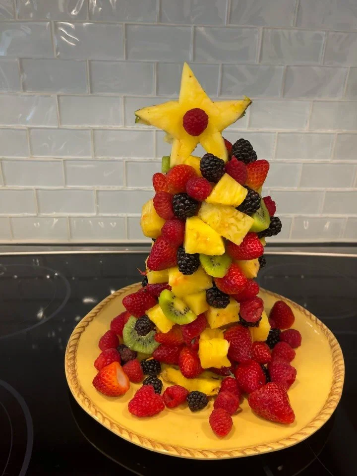 Looking to add something fun and festive to your table this holiday? These appetizer and fruit trees stack up with the best! 🎄🫒

🍍🌟Instructions for Fruit Tree: 

1️⃣- Slice pineapple edges and use the extra slice for a star

2️⃣- Skewer together 