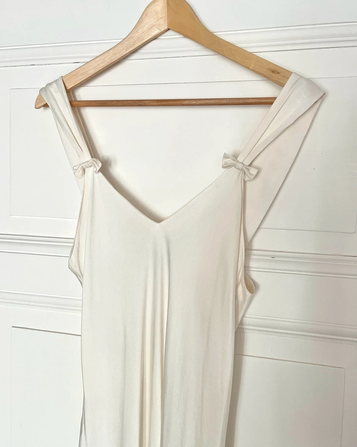 🤍🤍🤍 Mood: Lounging at home with a cup of coffee and a magazine in this silk slip and a pair of fluffy slippers ☕️ 

Find it and more silk pieces at www.versa-aesthetics.com