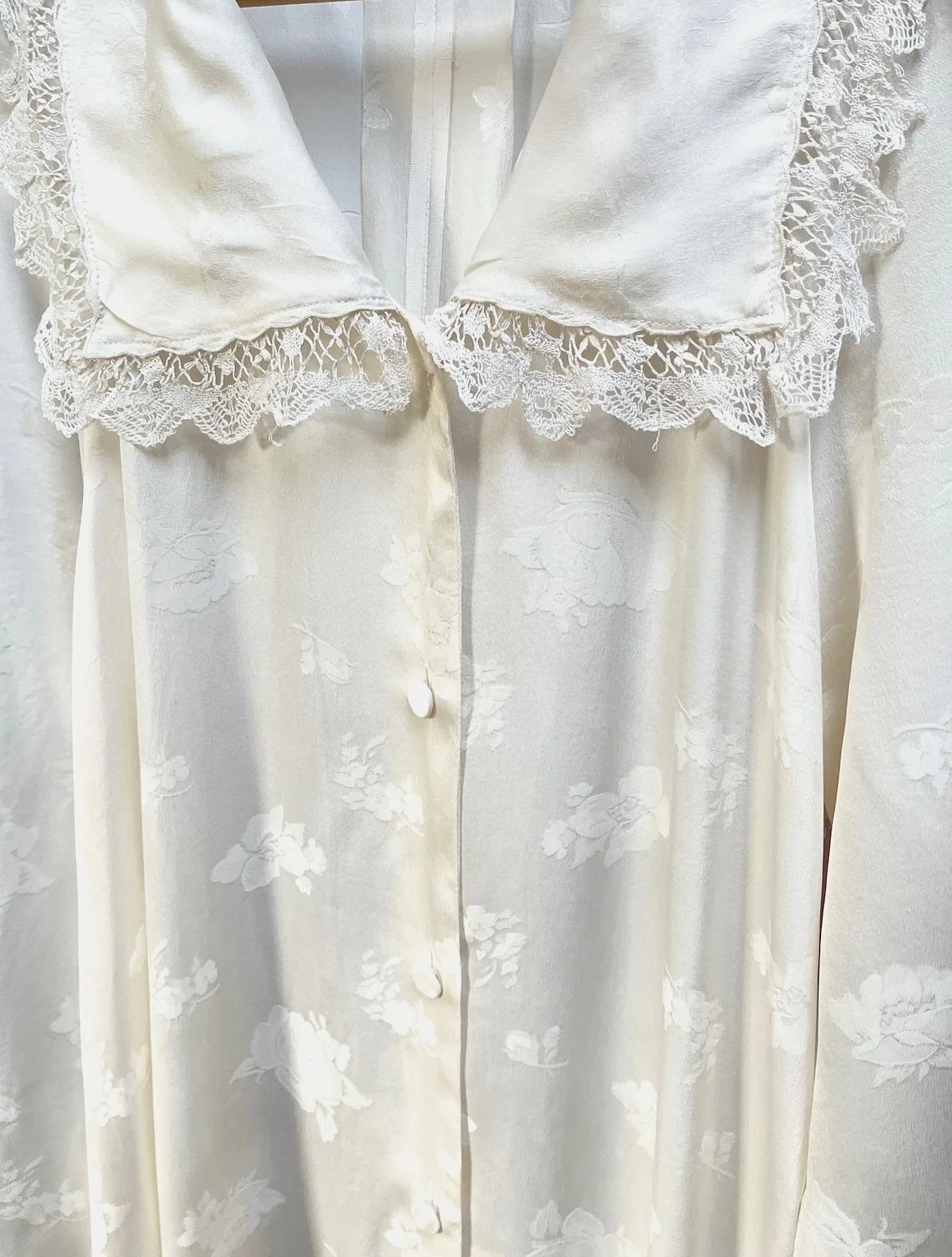 ☁️☁️🌸 Another one for dreamy mornings and slow days 🌸 ☁️☁️☁️

Vintage robe in 100% silk