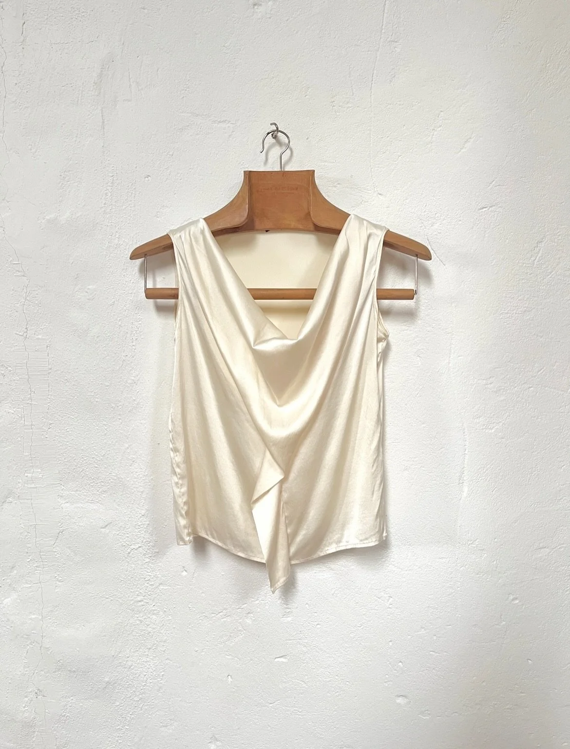 For dressy moments and festive feels 🥂🎀💋

Preloved silk cowl neck top in size M. Available via link in bio ✨