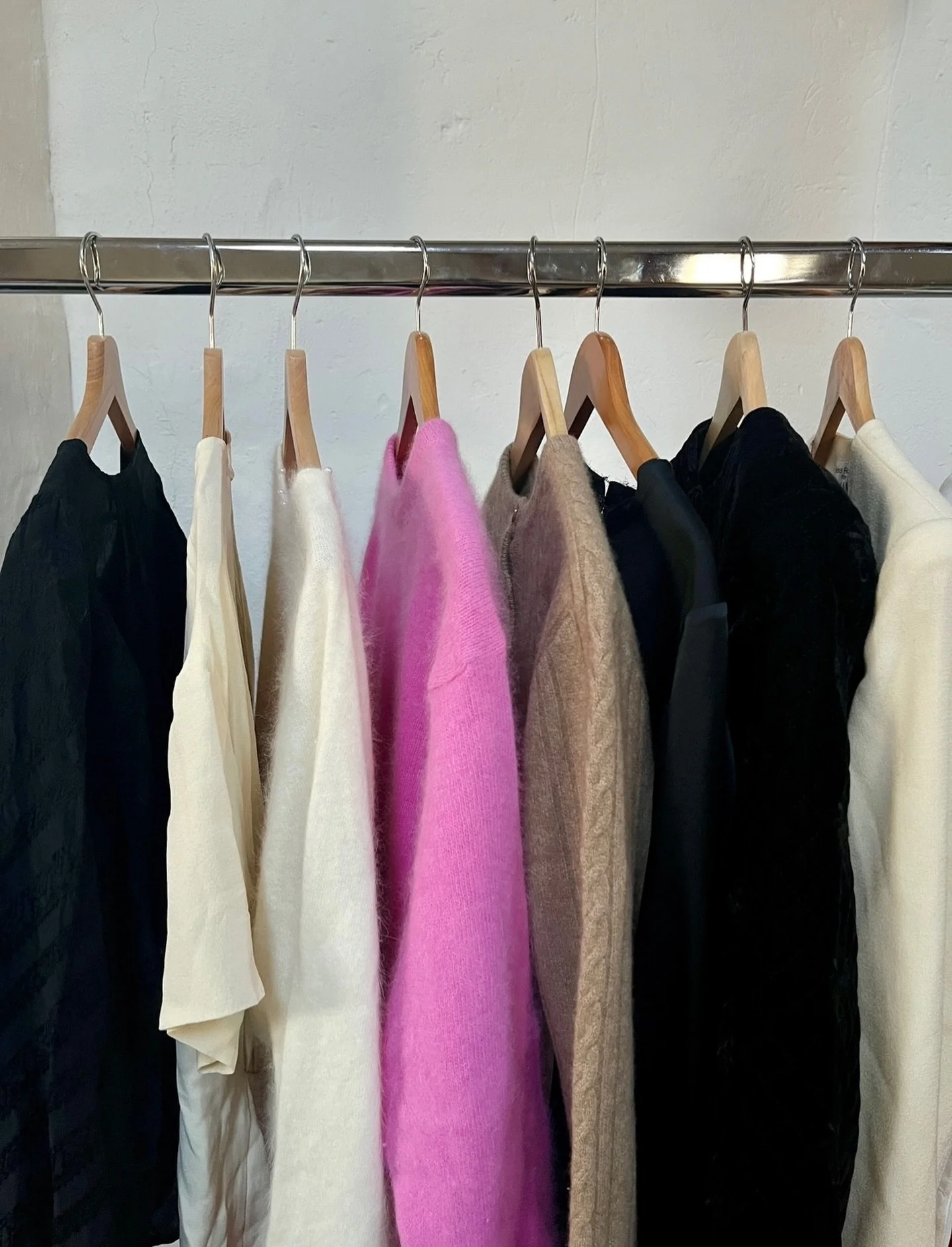 For this vintage drop, I wanted to stay soft and gentle in the midst of all the fresh energy but also anxiety that can arise from stepping into a new year. It&rsquo;s still winter after all, and it&rsquo;s okay to not feel on top of everything. 

Kee